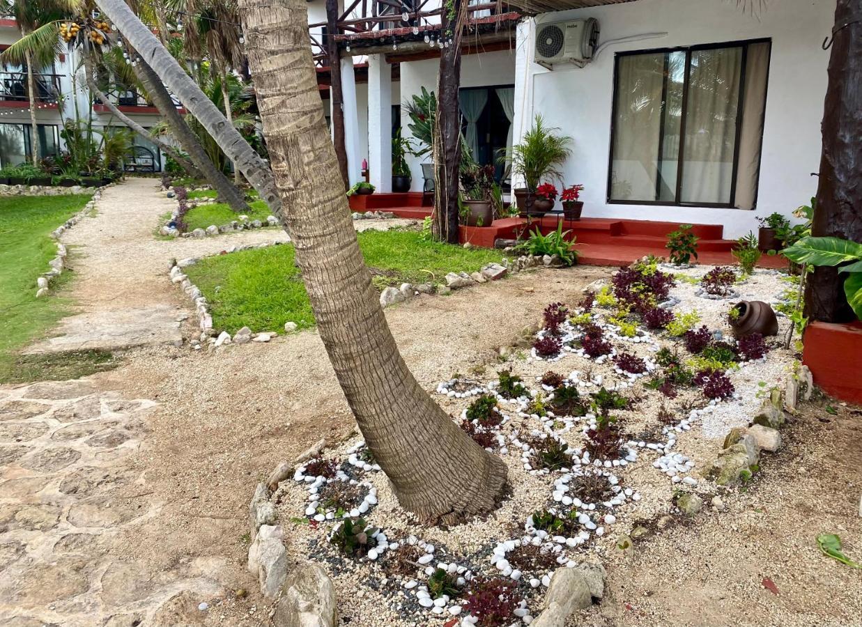 Casa Caribe Канкун Экстерьер фото A garden at a hotel in Cancun, Mexico