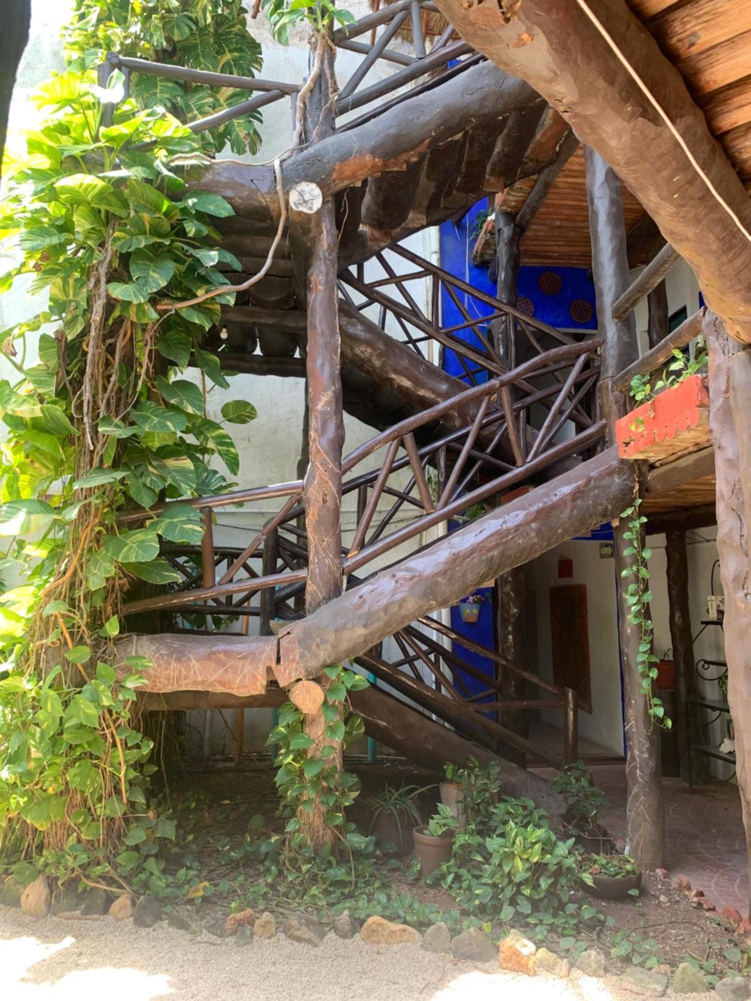 Casa Caribe Канкун Экстерьер фото Spiral staircase at the house